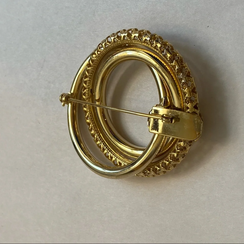 Vintage classic gold colored layered‎ circle brooch pin
